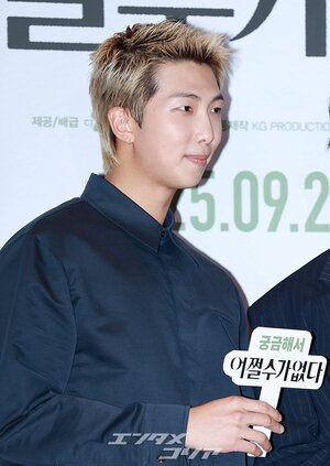 【フォト】防弾少年団V＆RM、劇場に姿を見せたワールドスター…一緒に作ったハート