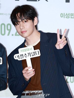 【フォト】防弾少年団V＆RM、劇場に姿を見せたワールドスター…一緒に作ったハート