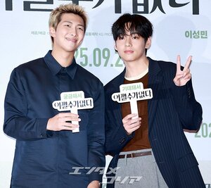 【フォト】防弾少年団V＆RM、劇場に姿を見せたワールドスター…一緒に作ったハート