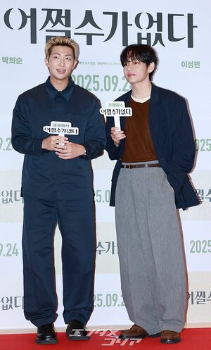 【フォト】防弾少年団V＆RM、劇場に姿を見せたワールドスター…一緒に作ったハート