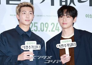 【フォト】防弾少年団V＆RM、劇場に姿を見せたワールドスター…一緒に作ったハート