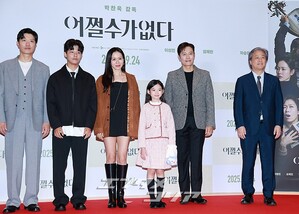 【フォト】『仕方ない』チーム、VIP試写会で力強いポーズ