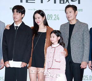 【フォト】『仕方ない』チーム、VIP試写会で力強いポーズ