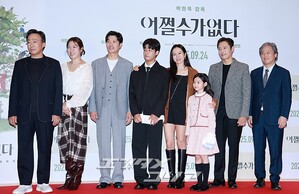 【フォト】『仕方ない』チーム、VIP試写会で力強いポーズ