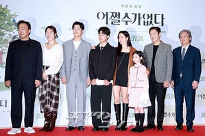 【フォト】『仕方ない』チーム、VIP試写会で力強いポーズ