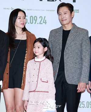 【フォト】『仕方ない』チーム、VIP試写会で力強いポーズ