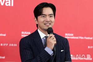 【フォト】『失恋した人たちのための7時の朝食会』記者会見に臨むイ・ジヌク＝釜山映画祭