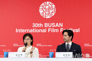【フォト】『失恋した人たちのための7時の朝食会』記者会見に臨むイ・ジヌク＝釜山映画祭