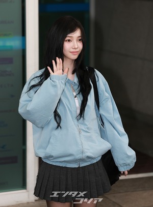 【フォト】aespaカリナ　ミニスカ×黒ブーツで伊ミラノへ出発