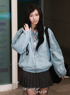 【フォト】aespaカリナ　ミニスカ×黒ブーツで伊ミラノへ出発