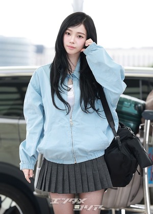 【フォト】aespaカリナ　ミニスカ×黒ブーツで伊ミラノへ出発