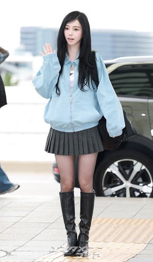 【フォト】aespaカリナ　ミニスカ×黒ブーツで伊ミラノへ出発