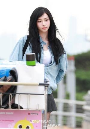 【フォト】aespaカリナ　ミニスカ×黒ブーツで伊ミラノへ出発