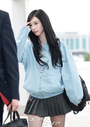 【フォト】aespaカリナ　ミニスカ×黒ブーツで伊ミラノへ出発