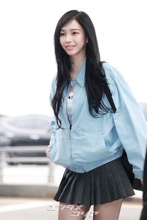 【フォト】aespaカリナ　ミニスカ×黒ブーツで伊ミラノへ出発