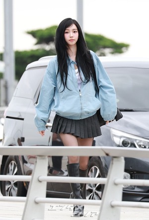 【フォト】aespaカリナ　ミニスカ×黒ブーツで伊ミラノへ出発