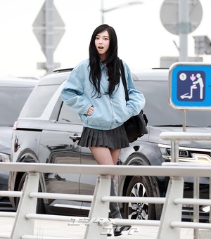 【フォト】aespaカリナ　ミニスカ×黒ブーツで伊ミラノへ出発