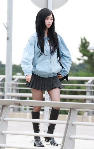 【フォト】aespaカリナ　ミニスカ×黒ブーツで伊ミラノへ出発