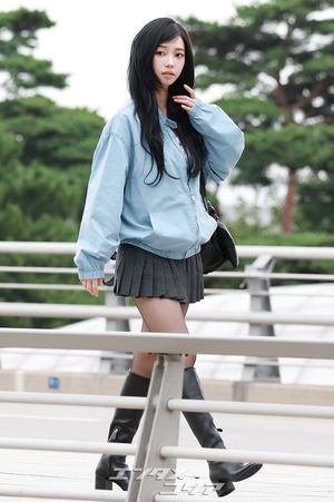 【フォト】aespaカリナ　ミニスカ×黒ブーツで伊ミラノへ出発