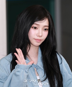 【フォト】aespaカリナ　ミニスカ×黒ブーツで伊ミラノへ出発