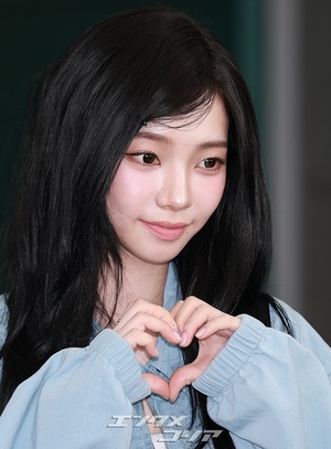 【フォト】aespaカリナ　ミニスカ×黒ブーツで伊ミラノへ出発