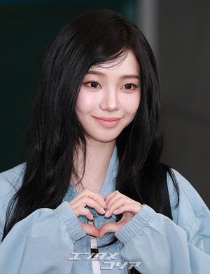 【フォト】aespaカリナ　ミニスカ×黒ブーツで伊ミラノへ出発