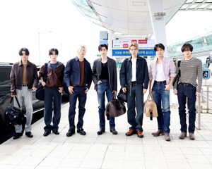 【フォト】ENHYPEN、PRADAのショーに出席するためミラノへ…シックで洗練されたフライトコーデ