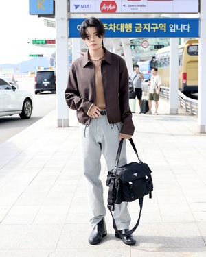 【フォト】ENHYPEN、PRADAのショーに出席するためミラノへ…シックで洗練されたフライトコーデ