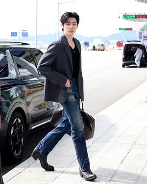 【フォト】ENHYPEN、PRADAのショーに出席するためミラノへ…シックで洗練されたフライトコーデ