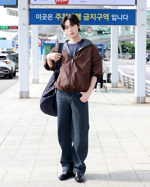 【フォト】ENHYPEN、PRADAのショーに出席するためミラノへ…シックで洗練されたフライトコーデ