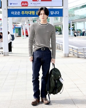 【フォト】ENHYPEN、PRADAのショーに出席するためミラノへ…シックで洗練されたフライトコーデ