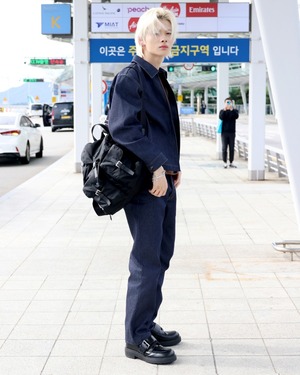 【フォト】ENHYPEN、PRADAのショーに出席するためミラノへ…シックで洗練されたフライトコーデ