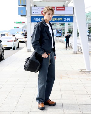 【フォト】ENHYPEN、PRADAのショーに出席するためミラノへ…シックで洗練されたフライトコーデ