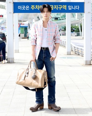 【フォト】ENHYPEN、PRADAのショーに出席するためミラノへ…シックで洗練されたフライトコーデ