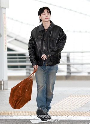 【フォト】Stray Kidsヒョンジン、さりげないのにおしゃれ…VERSACEのショーに出席するためイタリアへ