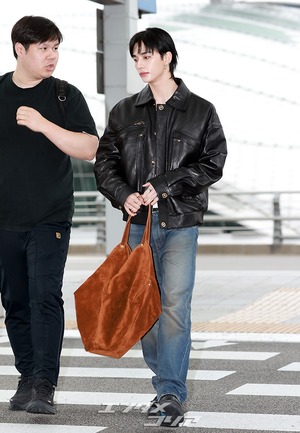 【フォト】Stray Kidsヒョンジン、さりげないのにおしゃれ…VERSACEのショーに出席するためイタリアへ