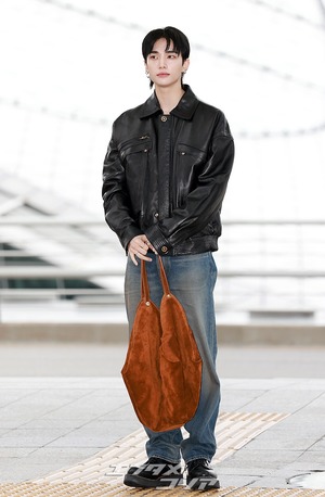 【フォト】Stray Kidsヒョンジン、さりげないのにおしゃれ…VERSACEのショーに出席するためイタリアへ