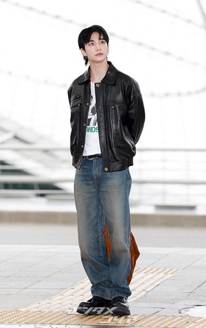 【フォト】Stray Kidsヒョンジン、さりげないのにおしゃれ…VERSACEのショーに出席するためイタリアへ