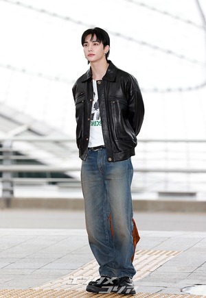 【フォト】Stray Kidsヒョンジン、さりげないのにおしゃれ…VERSACEのショーに出席するためイタリアへ