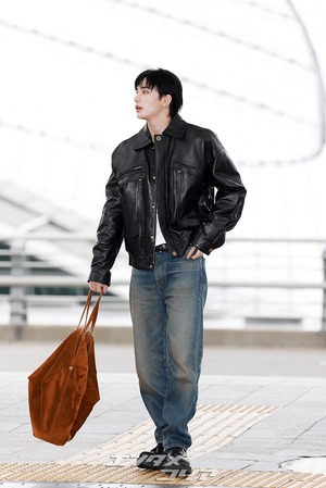 【フォト】Stray Kidsヒョンジン、さりげないのにおしゃれ…VERSACEのショーに出席するためイタリアへ