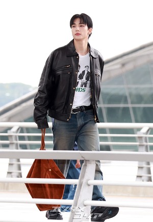 【フォト】Stray Kidsヒョンジン、さりげないのにおしゃれ…VERSACEのショーに出席するためイタリアへ