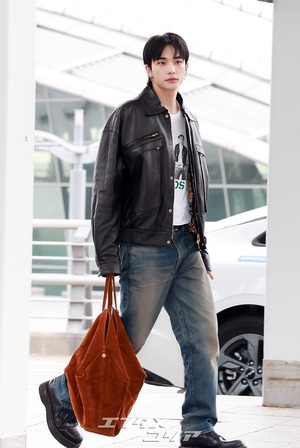 【フォト】Stray Kidsヒョンジン、さりげないのにおしゃれ…VERSACEのショーに出席するためイタリアへ