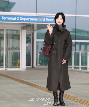 【フォト】パン・ヒョリン、コート＆ブーツで秋の装い…洗練されたビジュアル