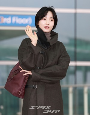 【フォト】パン・ヒョリン、コート＆ブーツで秋の装い…洗練されたビジュアル