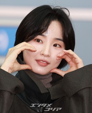 【フォト】パン・ヒョリン、コート＆ブーツで秋の装い…洗練されたビジュアル