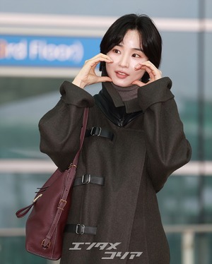 【フォト】パン・ヒョリン、コート＆ブーツで秋の装い…洗練されたビジュアル