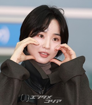 【フォト】パン・ヒョリン、コート＆ブーツで秋の装い…洗練されたビジュアル