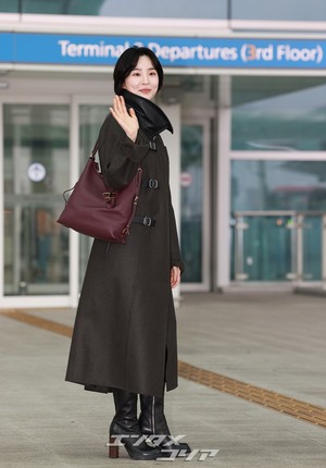 【フォト】パン・ヒョリン、コート＆ブーツで秋の装い…洗練されたビジュアル