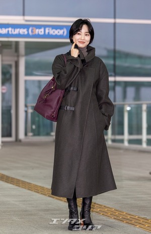 【フォト】パン・ヒョリン、コート＆ブーツで秋の装い…洗練されたビジュアル