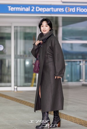 【フォト】パン・ヒョリン、コート＆ブーツで秋の装い…洗練されたビジュアル